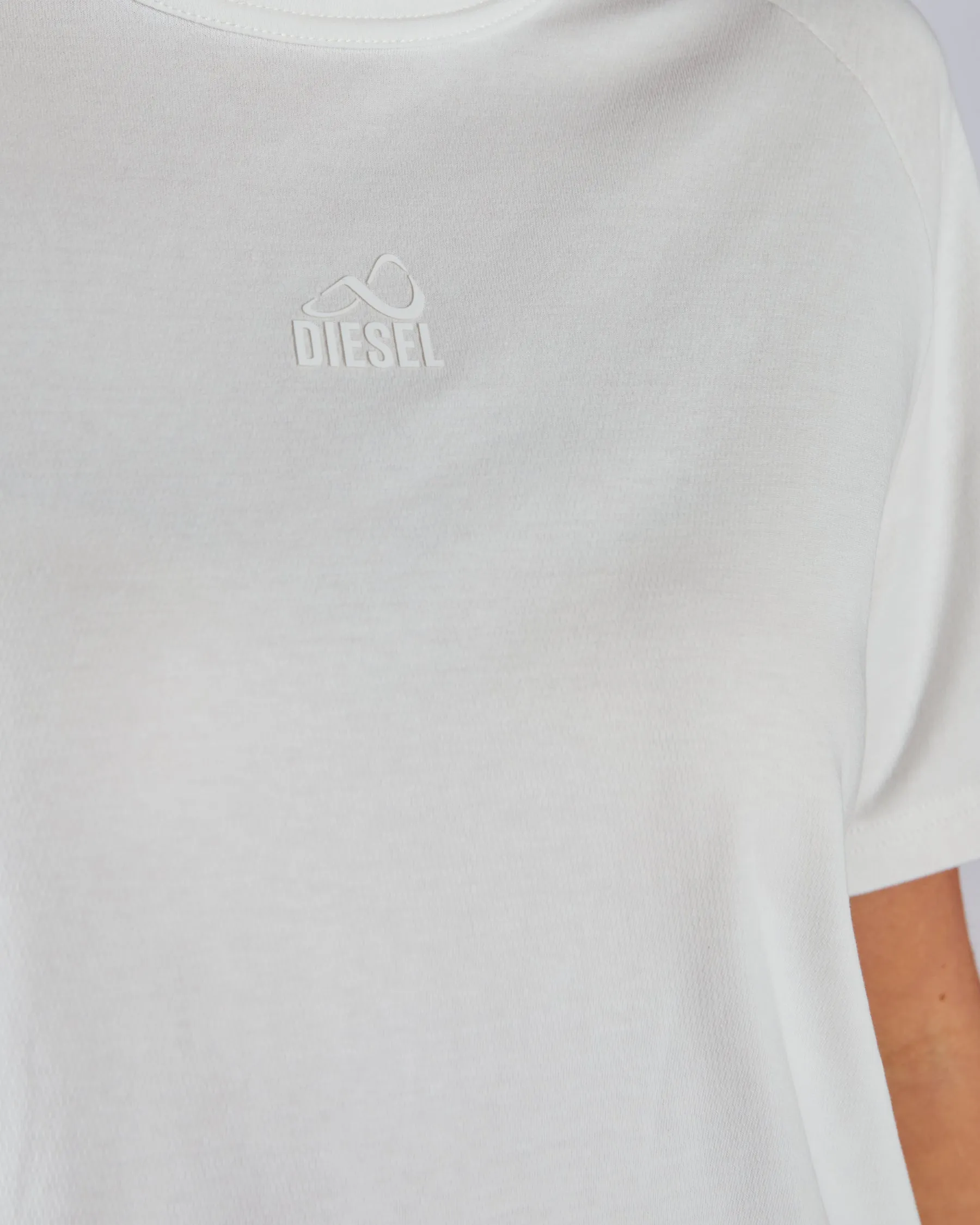 Gia T-Shirt Ivory Premium Material Fashion-Forward Fit