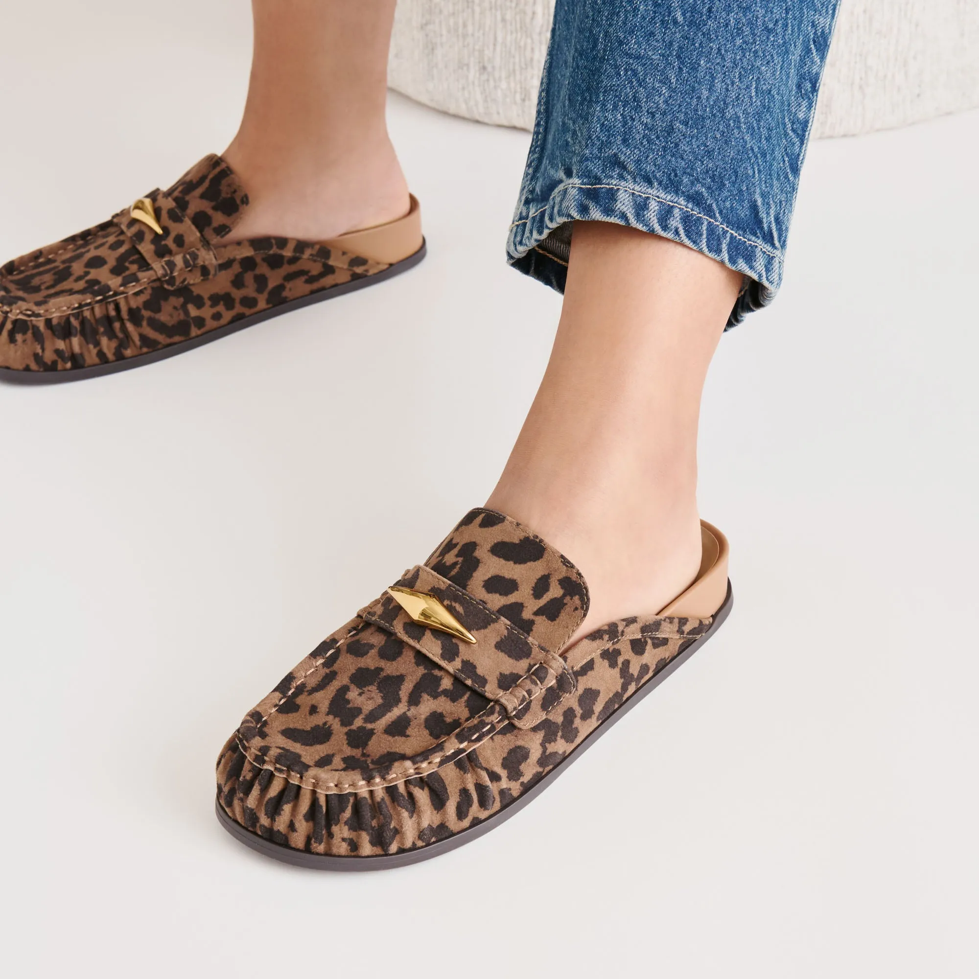 JODERO FLATS BROWN LEOPARD PRINTED SUEDE Toe box