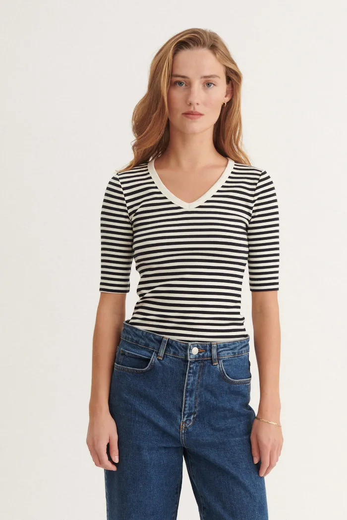 Universal Silhouette Ludmilla V-Neck - Whisper White/Black