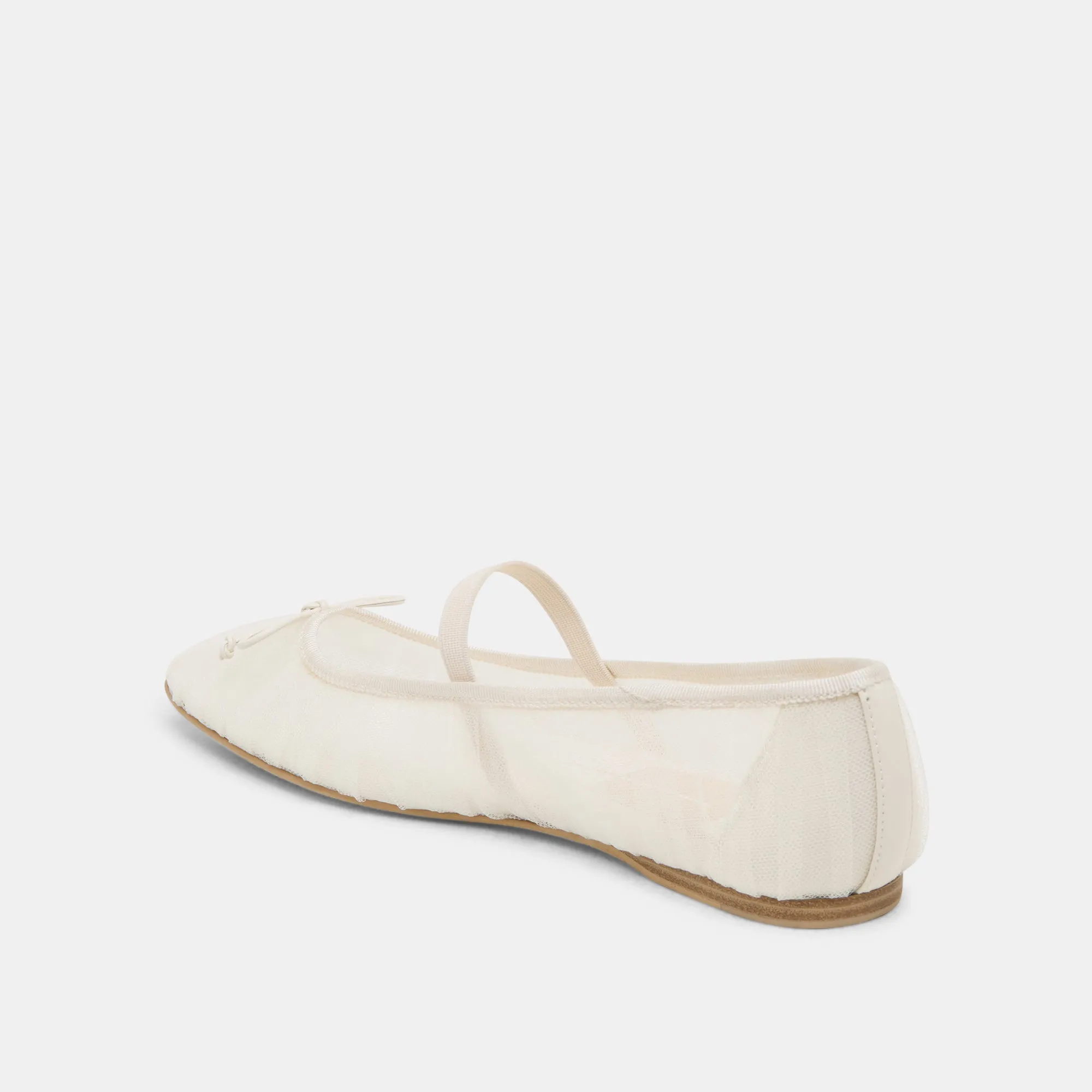 Model Look RAEVEN BALLET FLATS WHITE TULLE