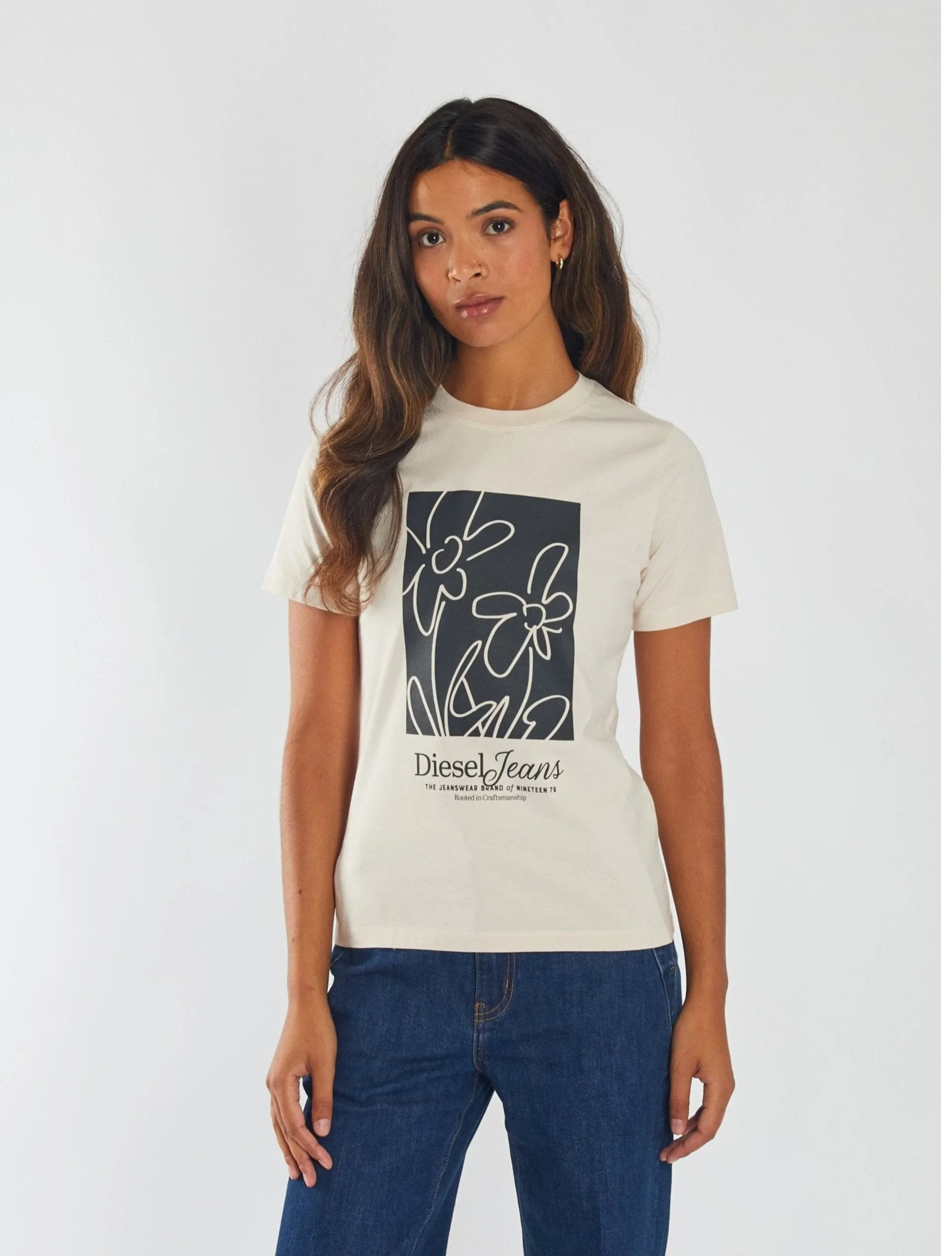 Mila Tee Stone White Holiday Outfit Style