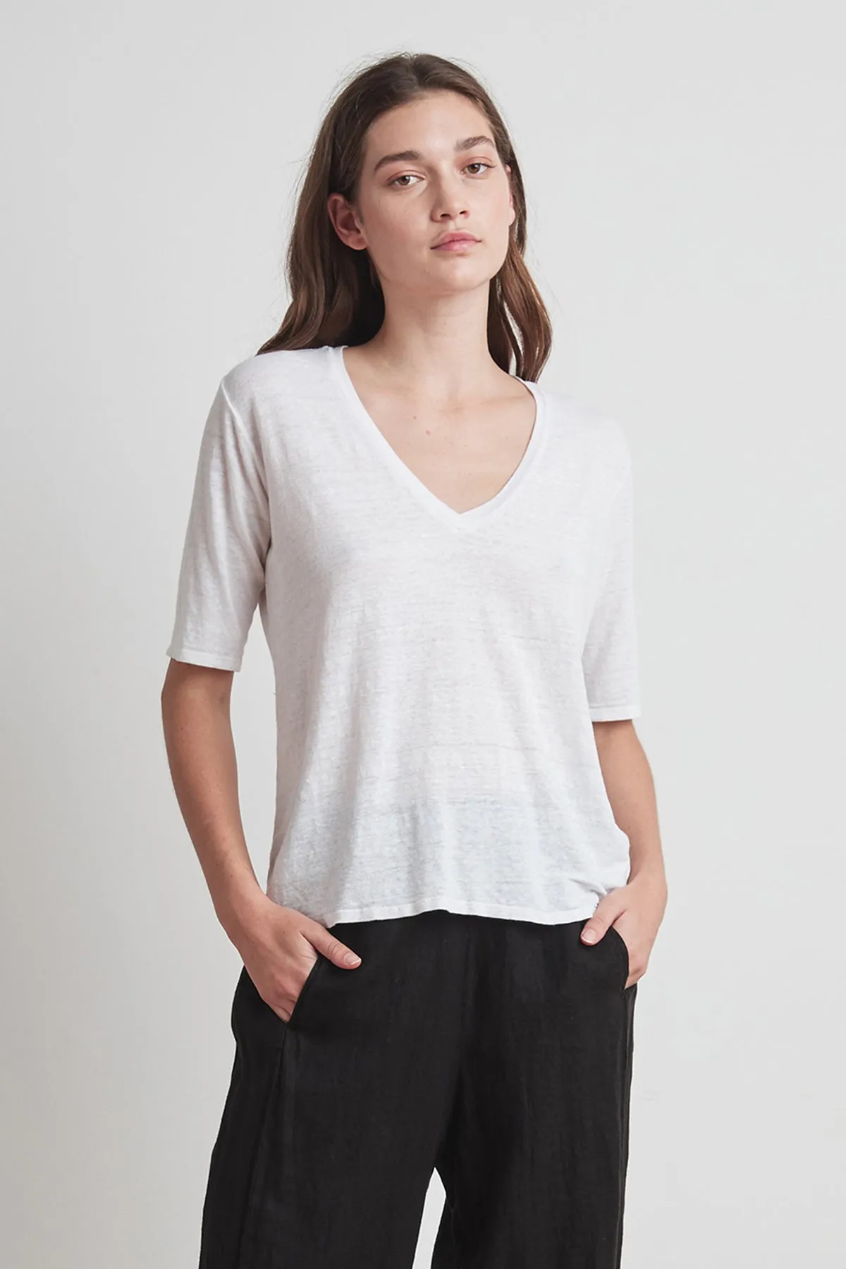 STEFANI LINEN KNIT V-NECK TEE Versatile Piece Soft Layering